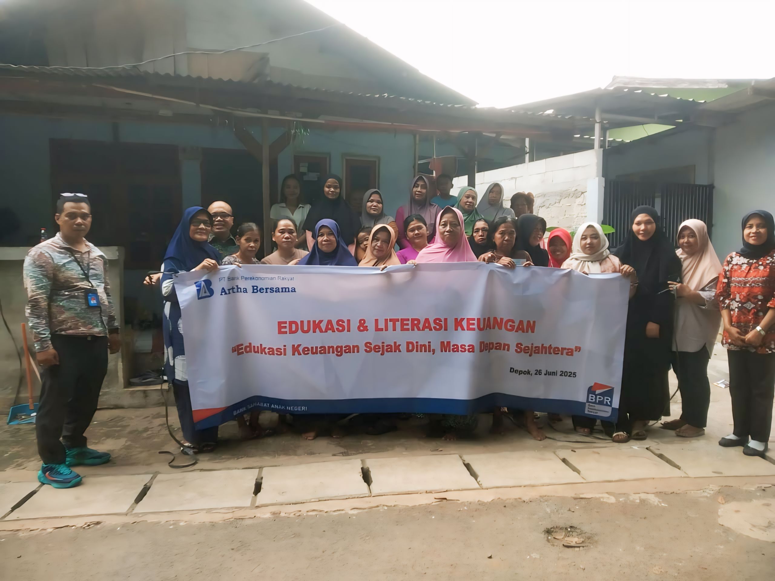 EDUKASI DAN LITERASI KEUANGAN BERSAMA DIREKSI DAN TIM MARKETING PT. BPR ARTHA BERSAMA